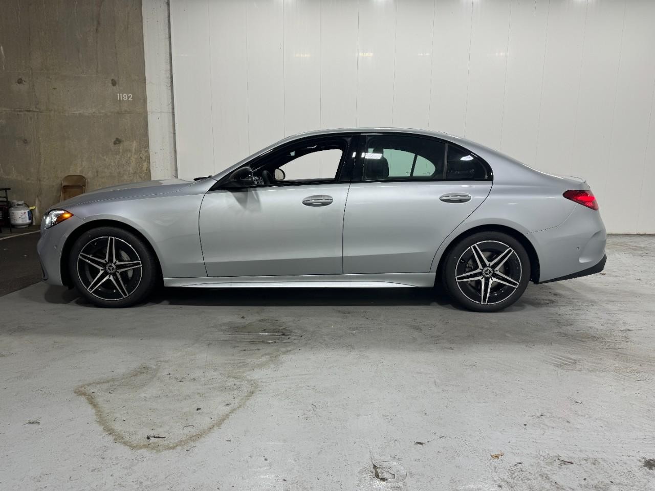 Mercedes-Benz C-Class Vehicle Full-screen Gallery Image 2