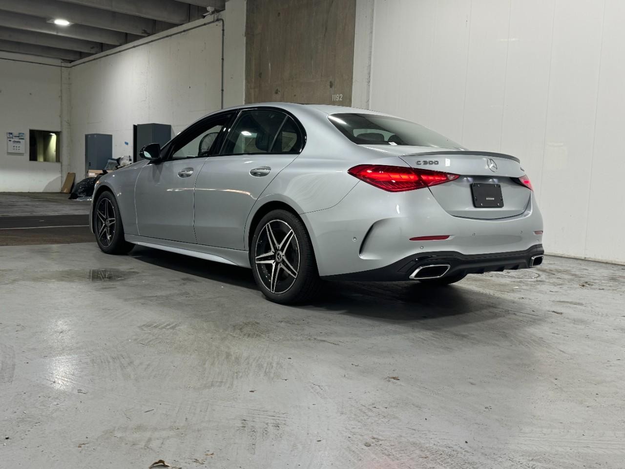 Mercedes-Benz C-Class Vehicle Full-screen Gallery Image 3