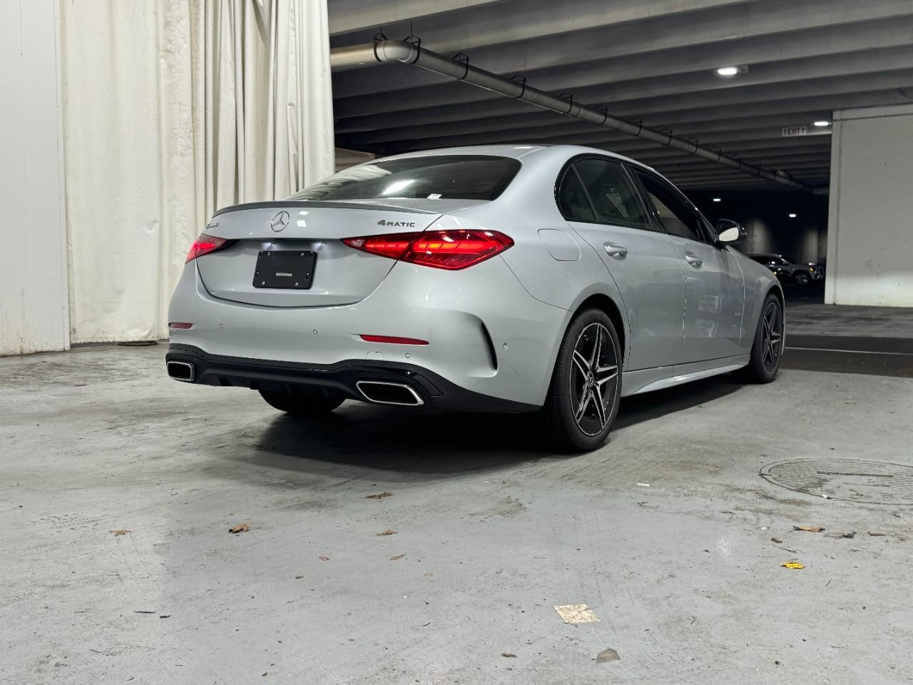 Mercedes-Benz C-Class Vehicle Full-screen Gallery Image 4