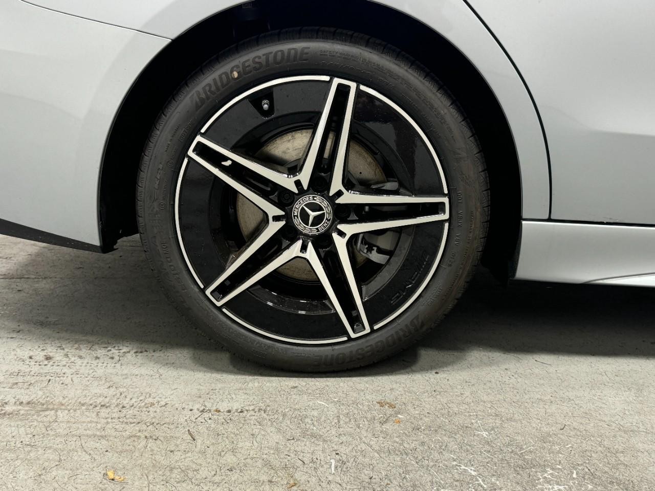 Mercedes-Benz C-Class Vehicle Full-screen Gallery Image 5