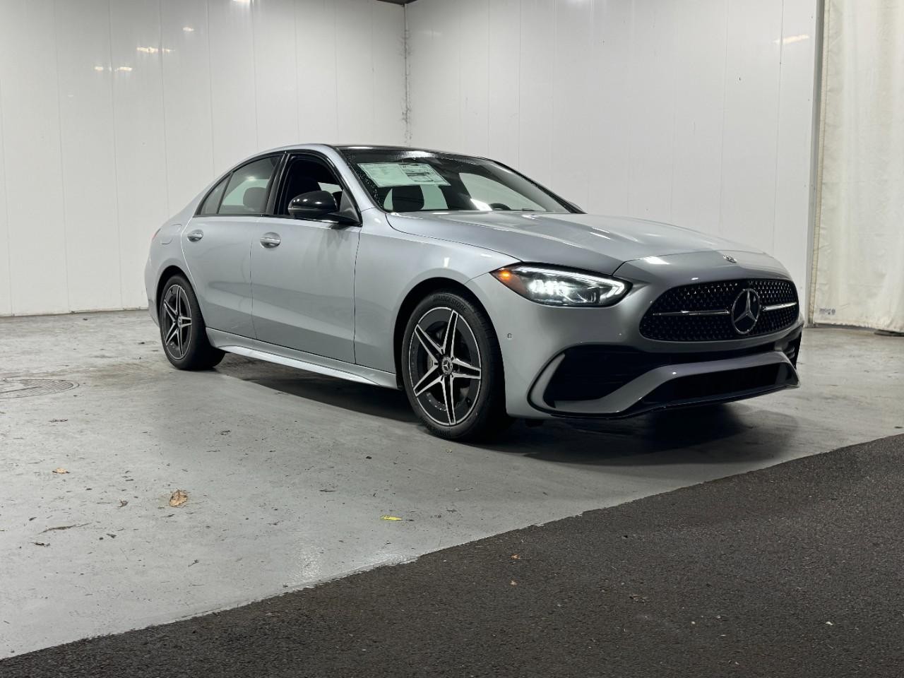 Mercedes-Benz C-Class Vehicle Full-screen Gallery Image 6