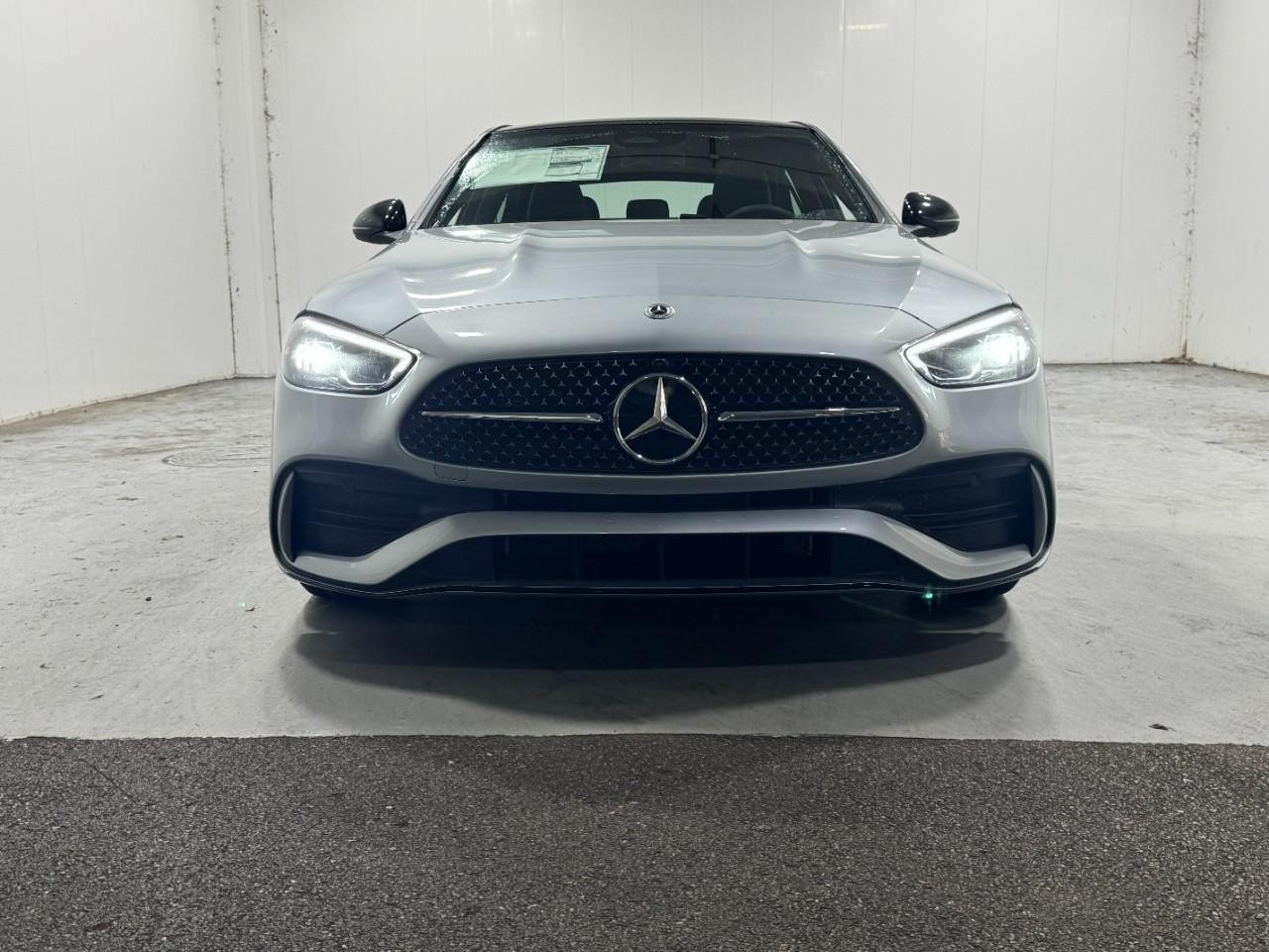 Mercedes-Benz C-Class Vehicle Full-screen Gallery Image 7