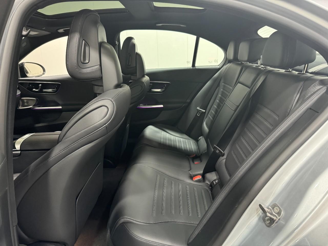 Mercedes-Benz C-Class Vehicle Full-screen Gallery Image 8