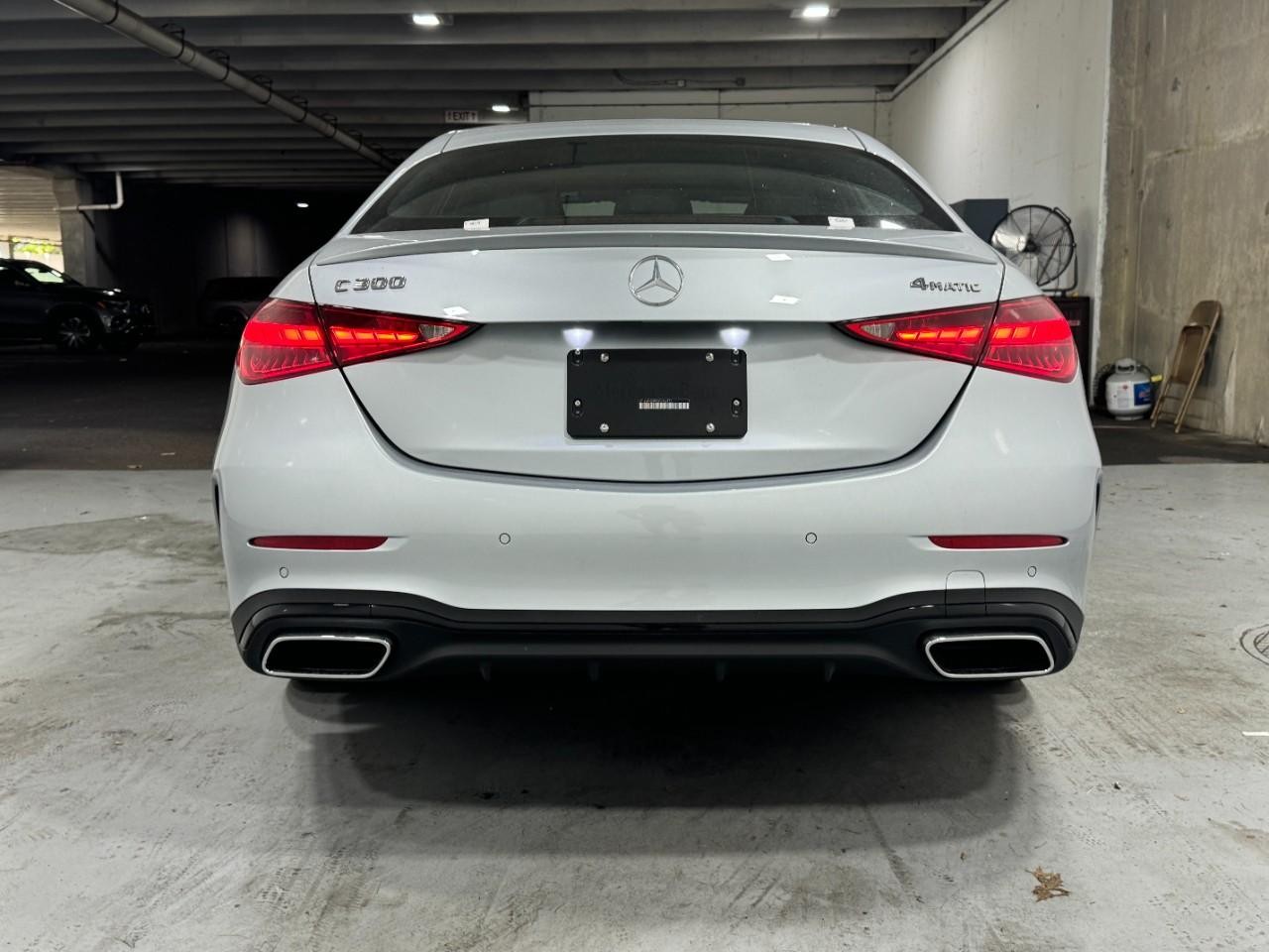 Mercedes-Benz C-Class Vehicle Full-screen Gallery Image 9