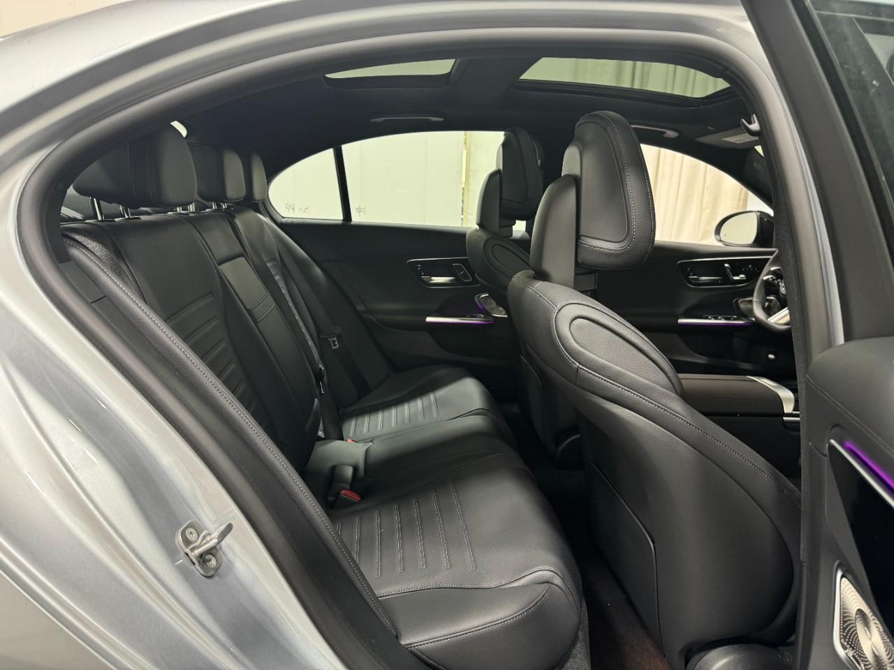 Mercedes-Benz C-Class Vehicle Full-screen Gallery Image 10