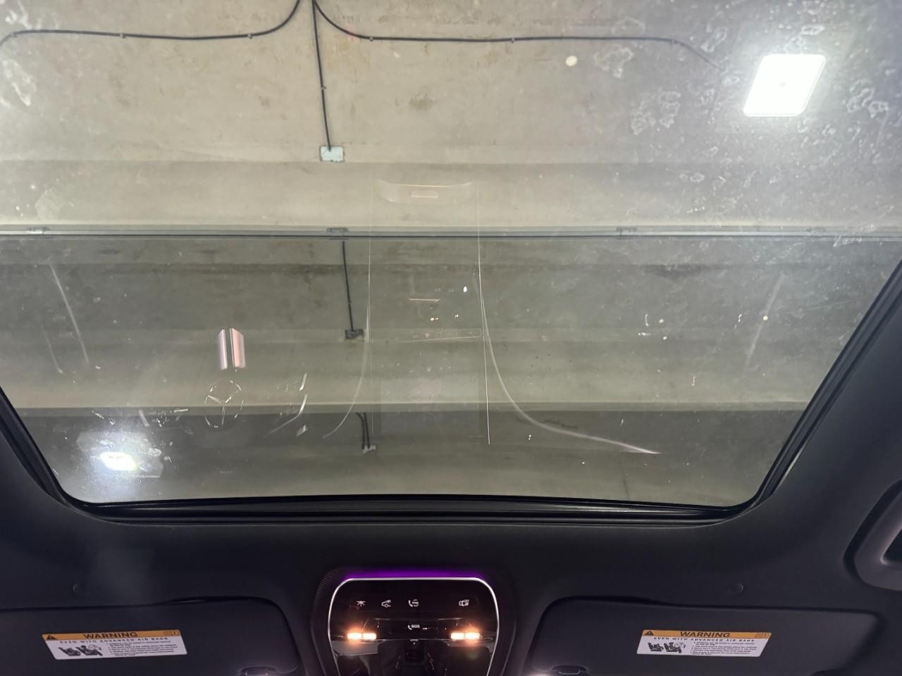 Mercedes-Benz C-Class Vehicle Full-screen Gallery Image 11