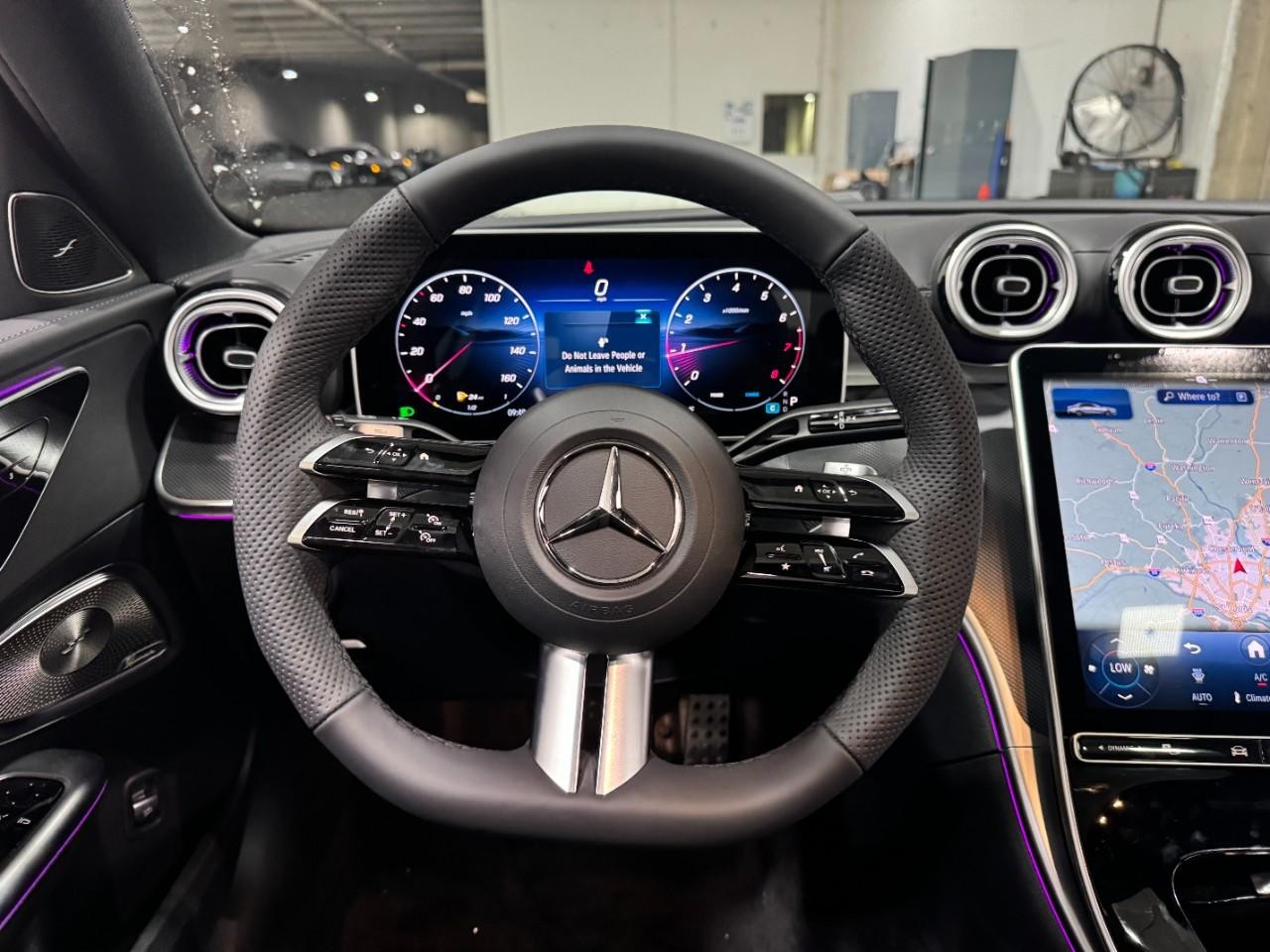 Mercedes-Benz C-Class Vehicle Full-screen Gallery Image 13