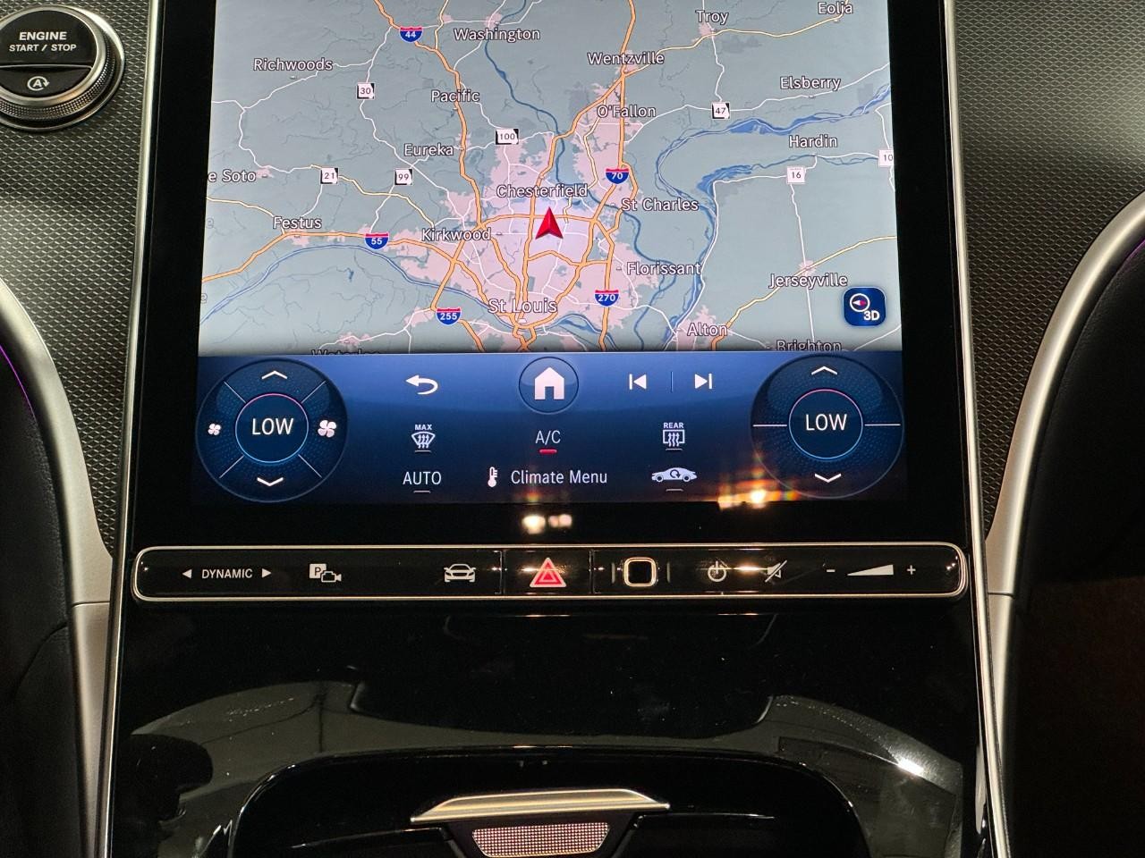 Mercedes-Benz C-Class Vehicle Full-screen Gallery Image 15