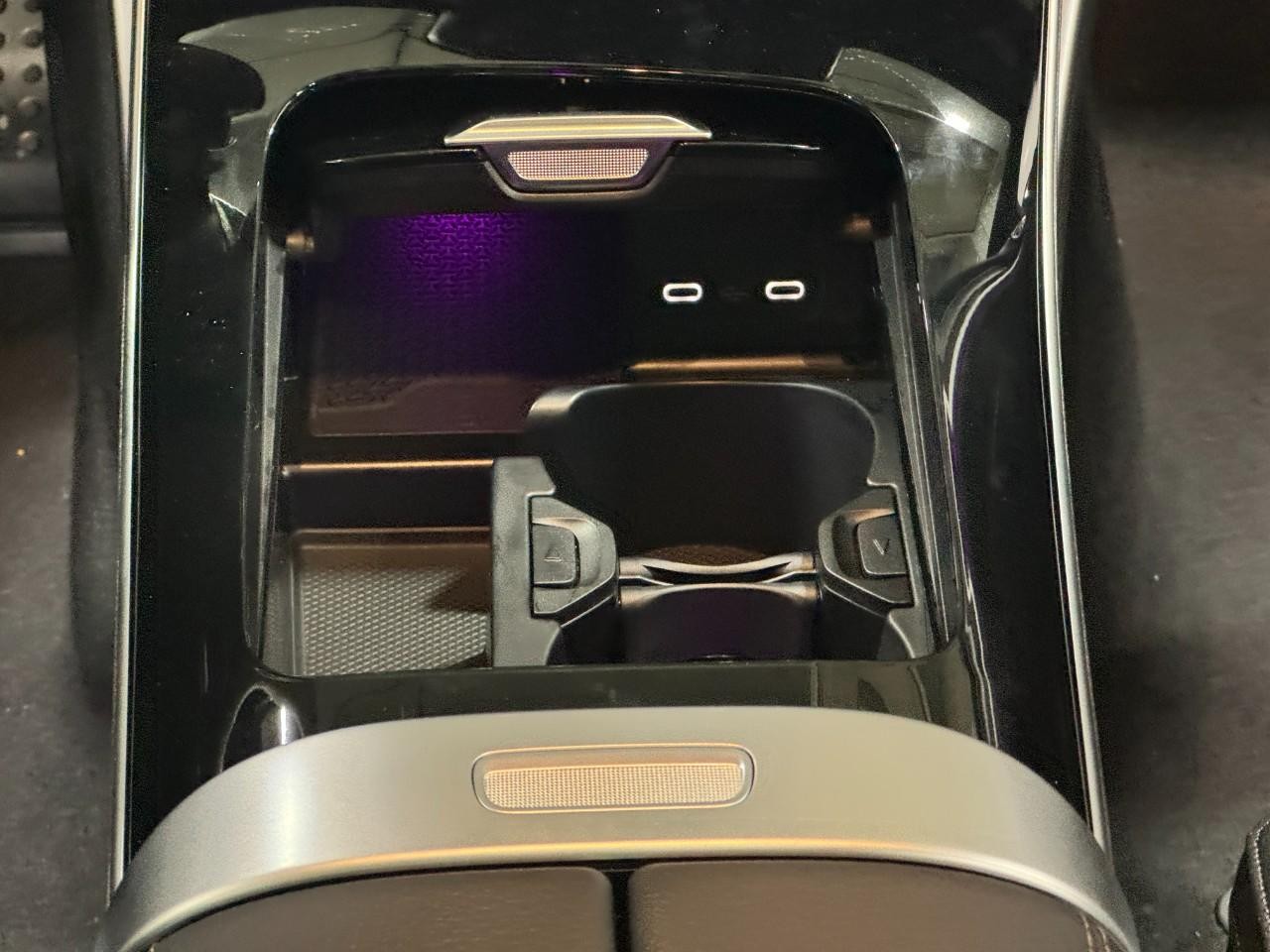 Mercedes-Benz C-Class Vehicle Full-screen Gallery Image 16