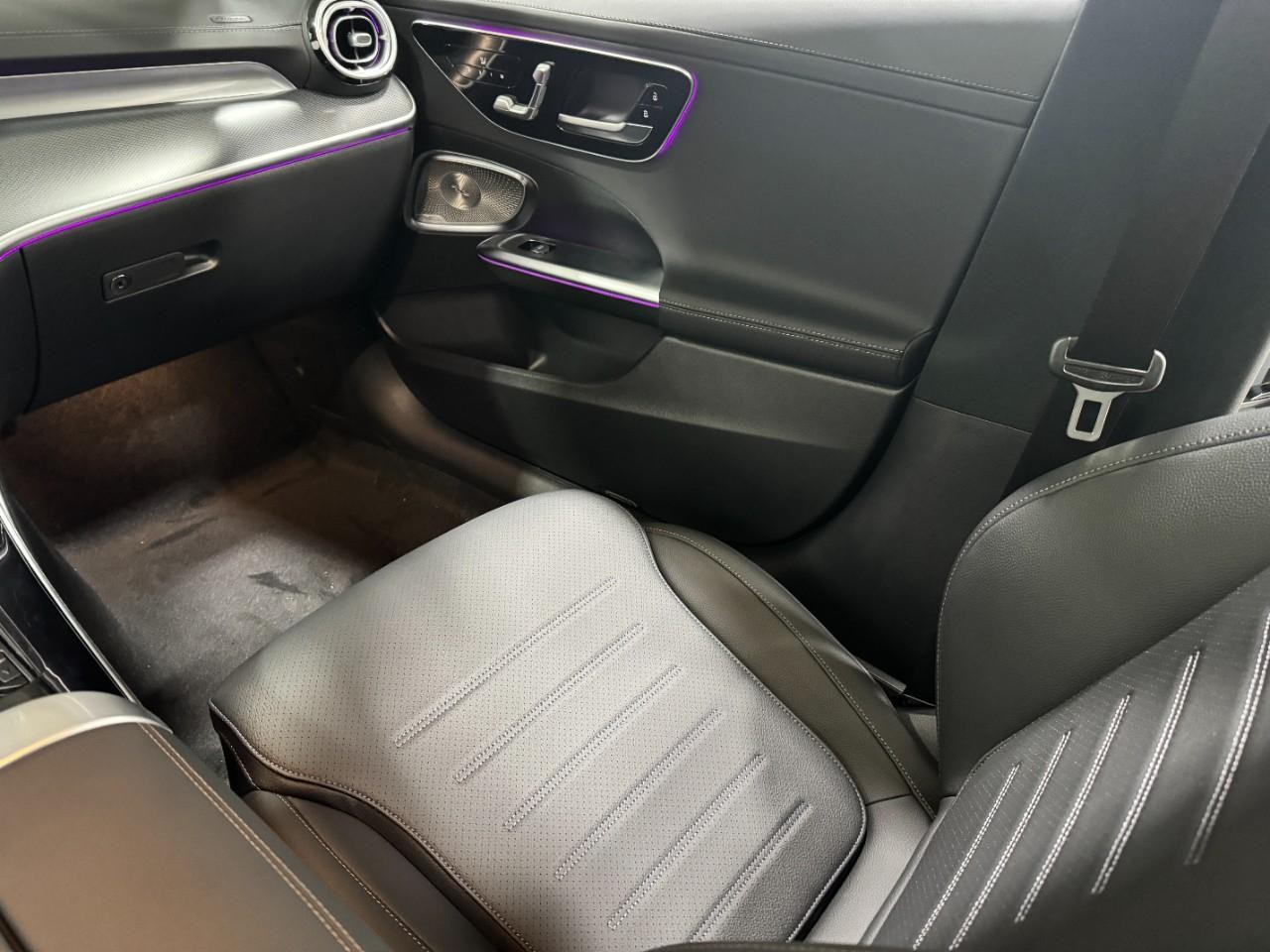 Mercedes-Benz C-Class Vehicle Full-screen Gallery Image 17