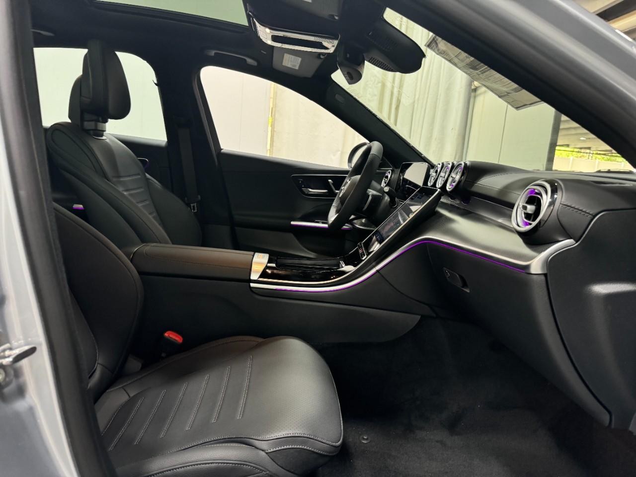 Mercedes-Benz C-Class Vehicle Full-screen Gallery Image 18