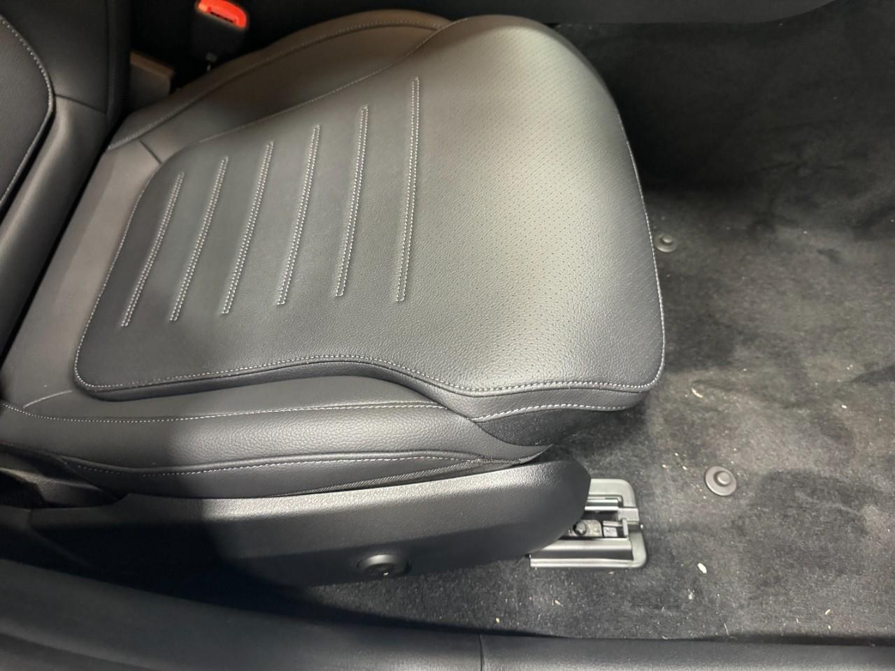 Mercedes-Benz C-Class Vehicle Full-screen Gallery Image 19