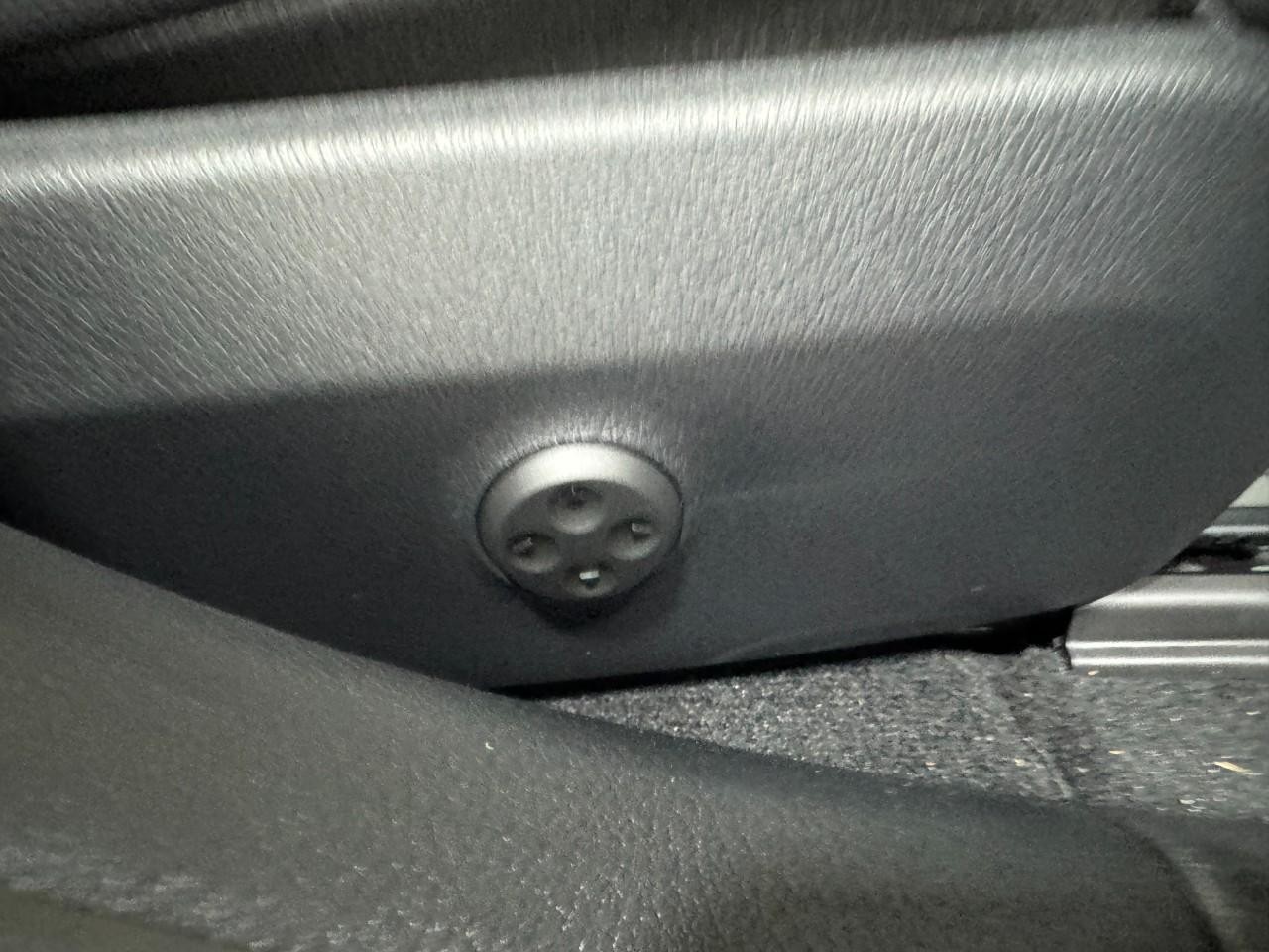 Mercedes-Benz C-Class Vehicle Full-screen Gallery Image 20