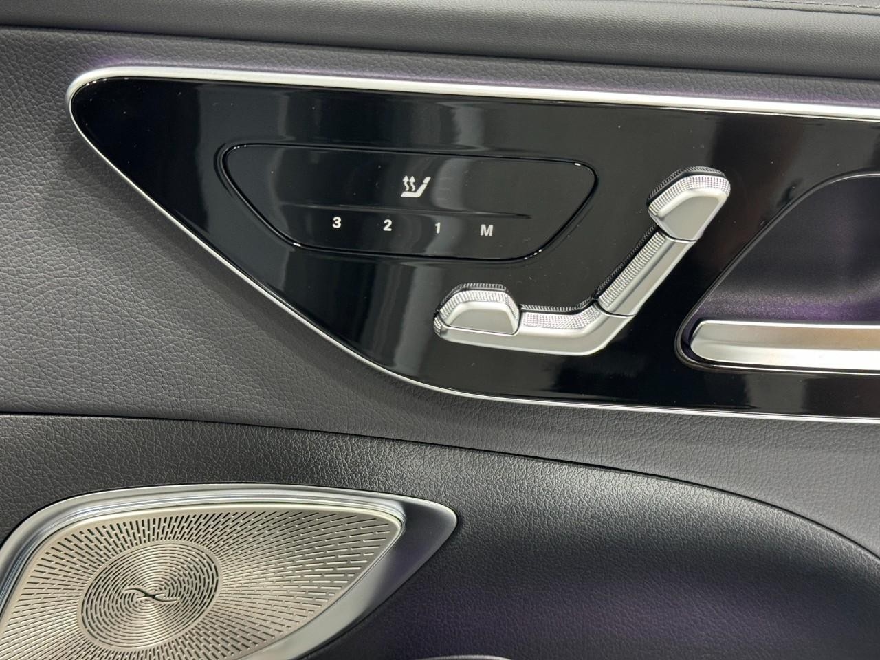 Mercedes-Benz C-Class Vehicle Full-screen Gallery Image 21