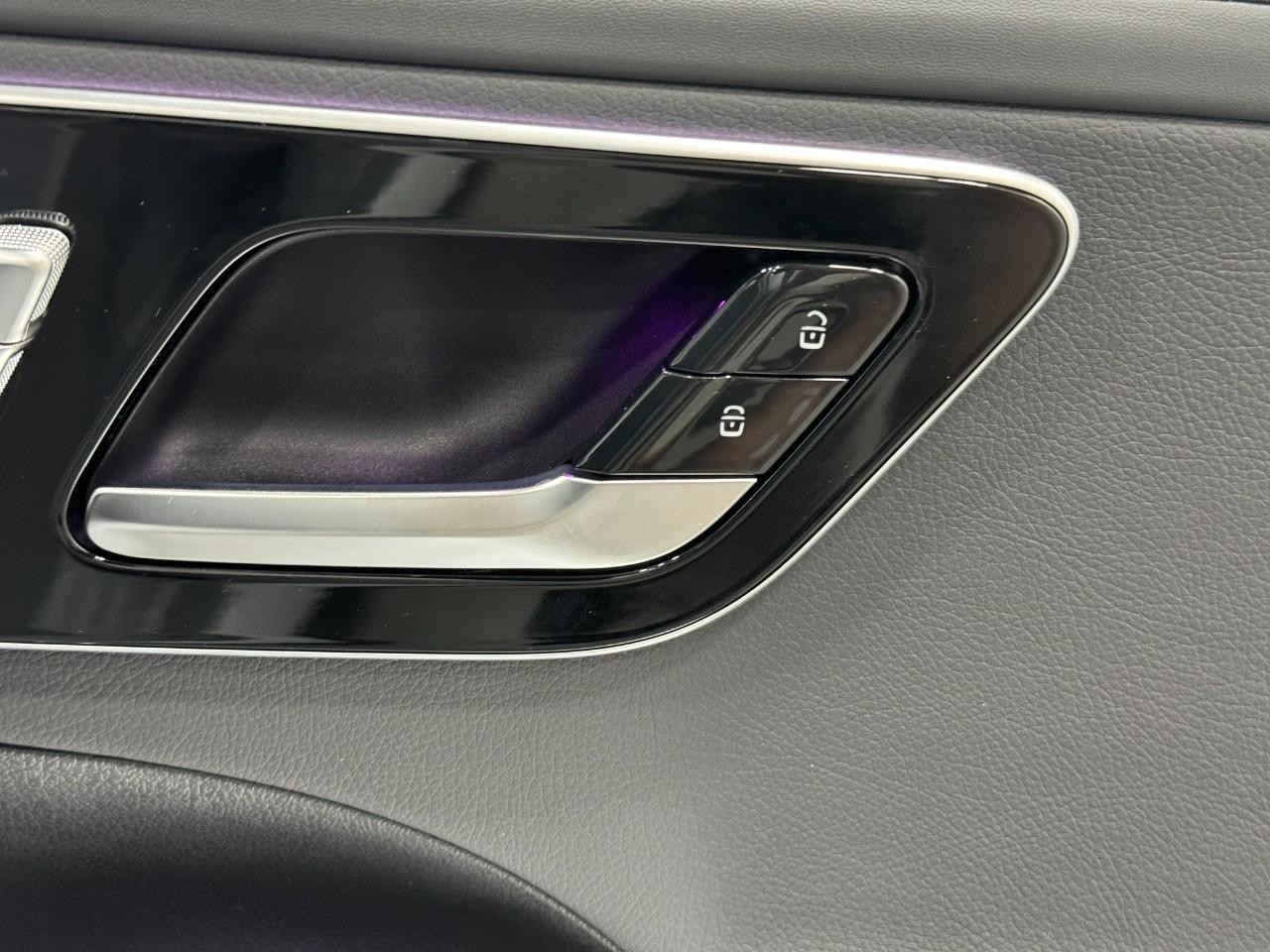 Mercedes-Benz C-Class Vehicle Full-screen Gallery Image 22