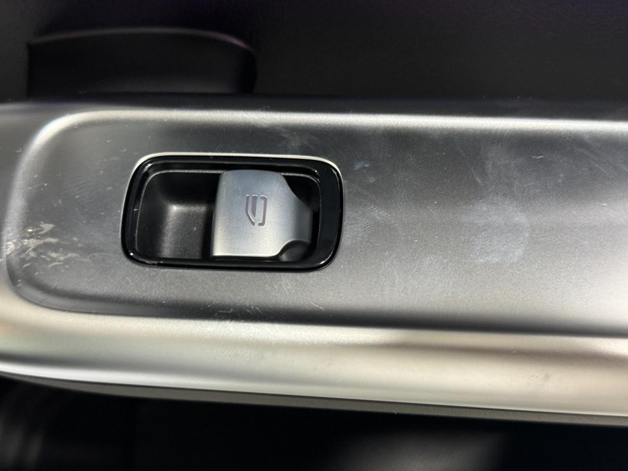 Mercedes-Benz C-Class Vehicle Full-screen Gallery Image 23