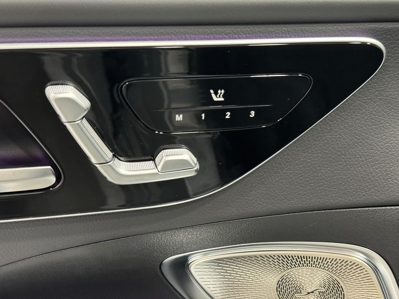 Mercedes-Benz C-Class Vehicle Full-screen Gallery Image 24