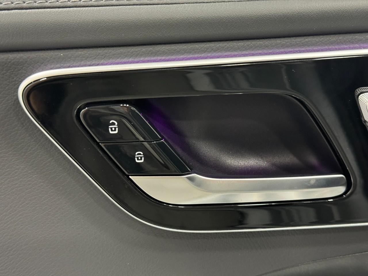 Mercedes-Benz C-Class Vehicle Full-screen Gallery Image 25