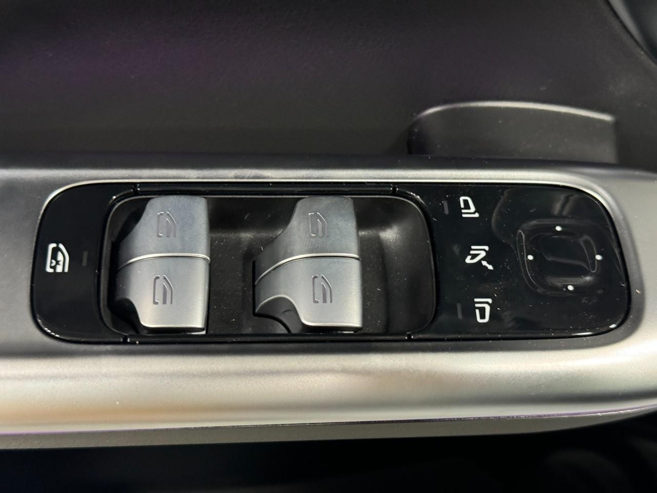 Mercedes-Benz C-Class Vehicle Full-screen Gallery Image 26