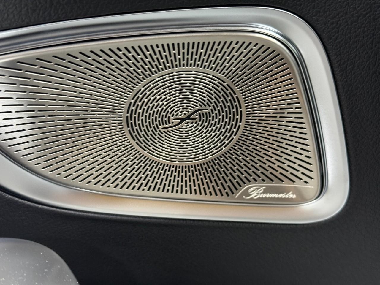 Mercedes-Benz C-Class Vehicle Full-screen Gallery Image 27