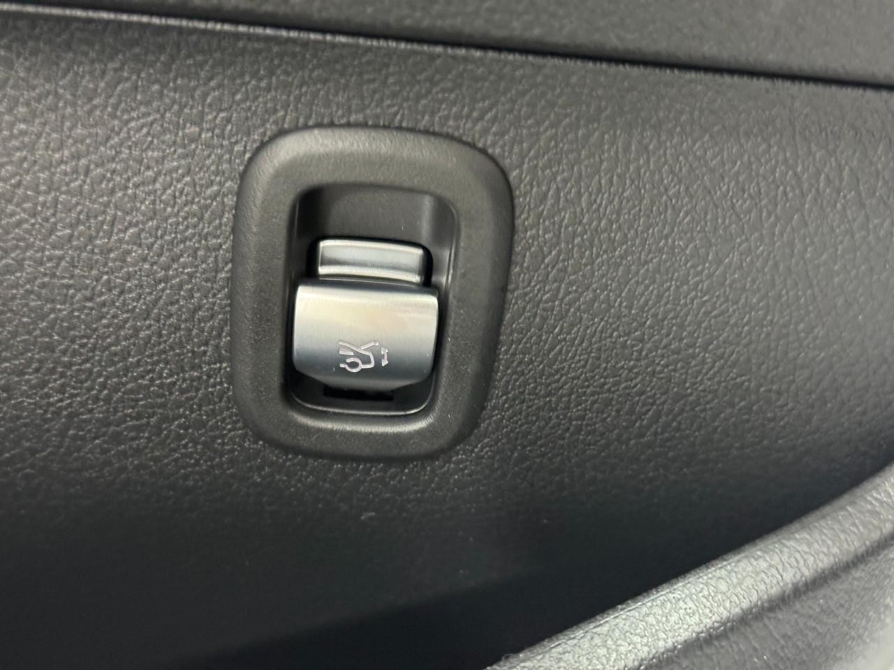 Mercedes-Benz C-Class Vehicle Full-screen Gallery Image 28