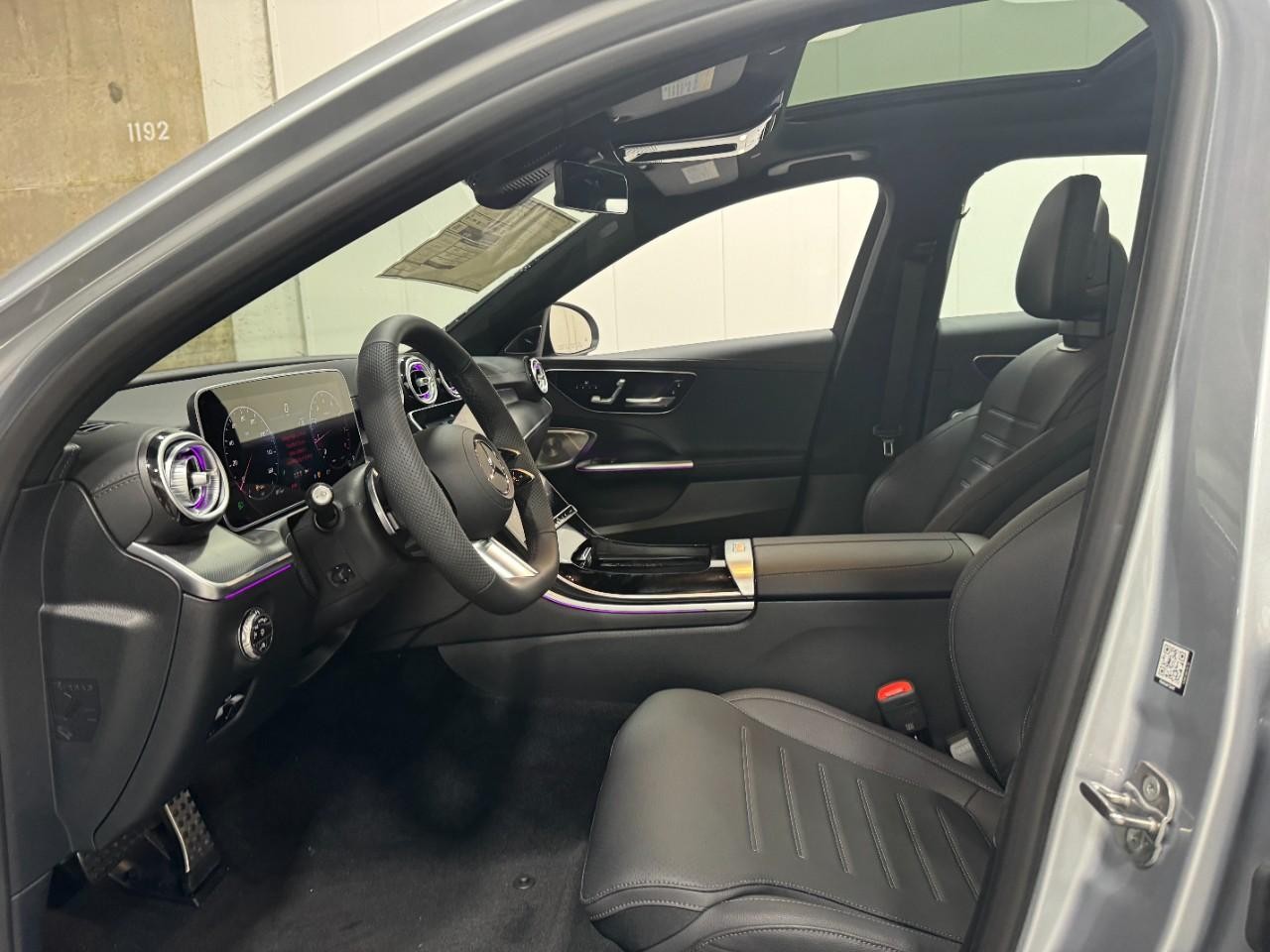 Mercedes-Benz C-Class Vehicle Full-screen Gallery Image 29