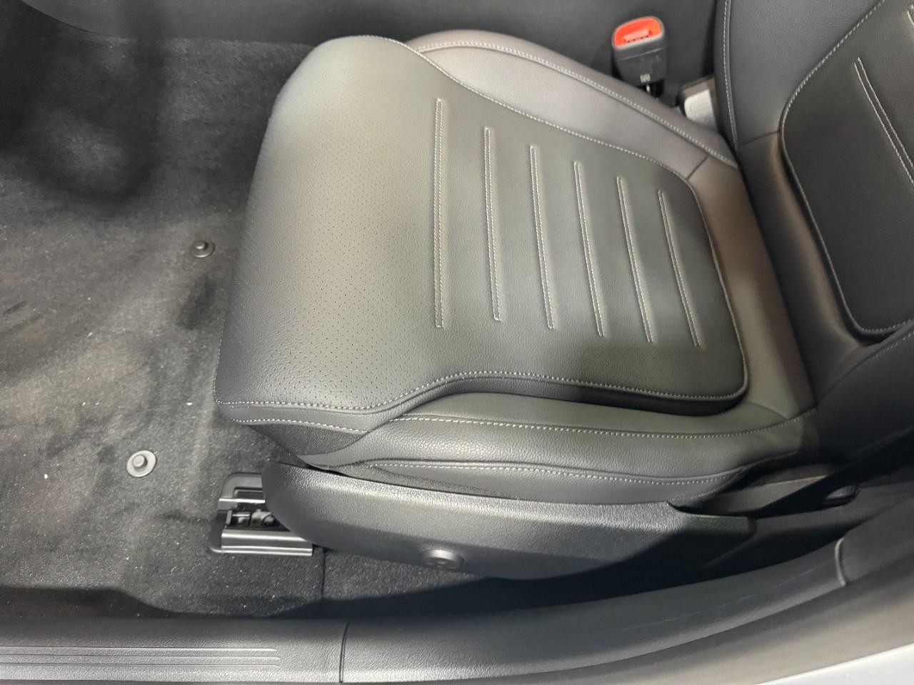 Mercedes-Benz C-Class Vehicle Full-screen Gallery Image 30