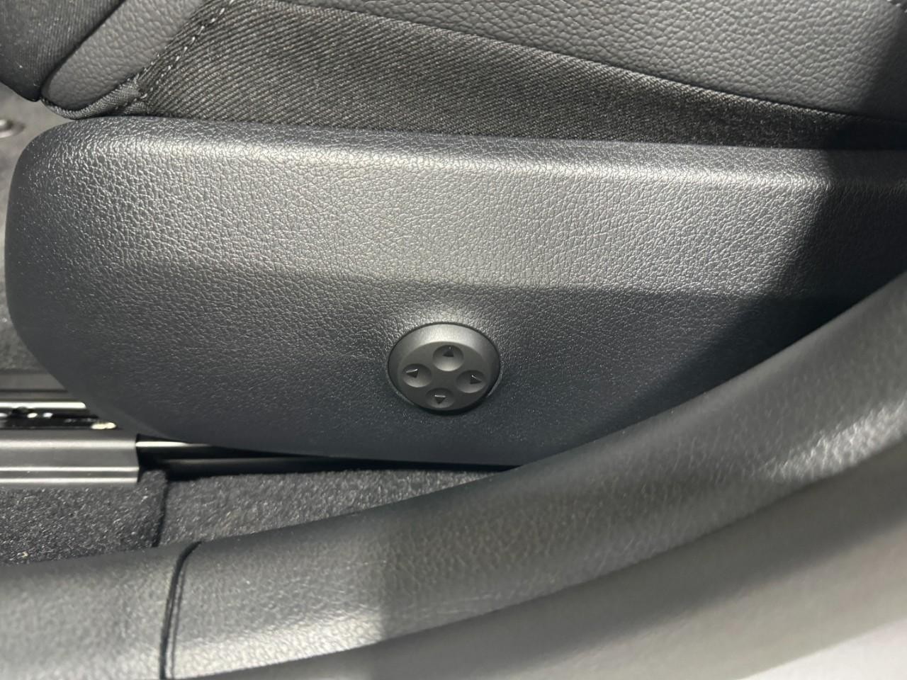 Mercedes-Benz C-Class Vehicle Full-screen Gallery Image 31