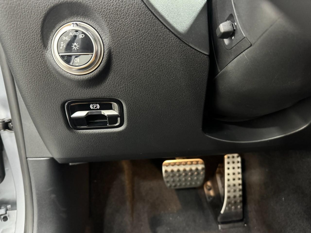 Mercedes-Benz C-Class Vehicle Full-screen Gallery Image 32