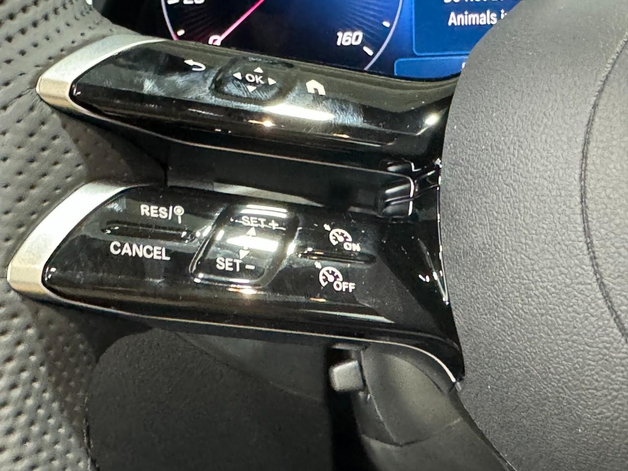 Mercedes-Benz C-Class Vehicle Full-screen Gallery Image 33