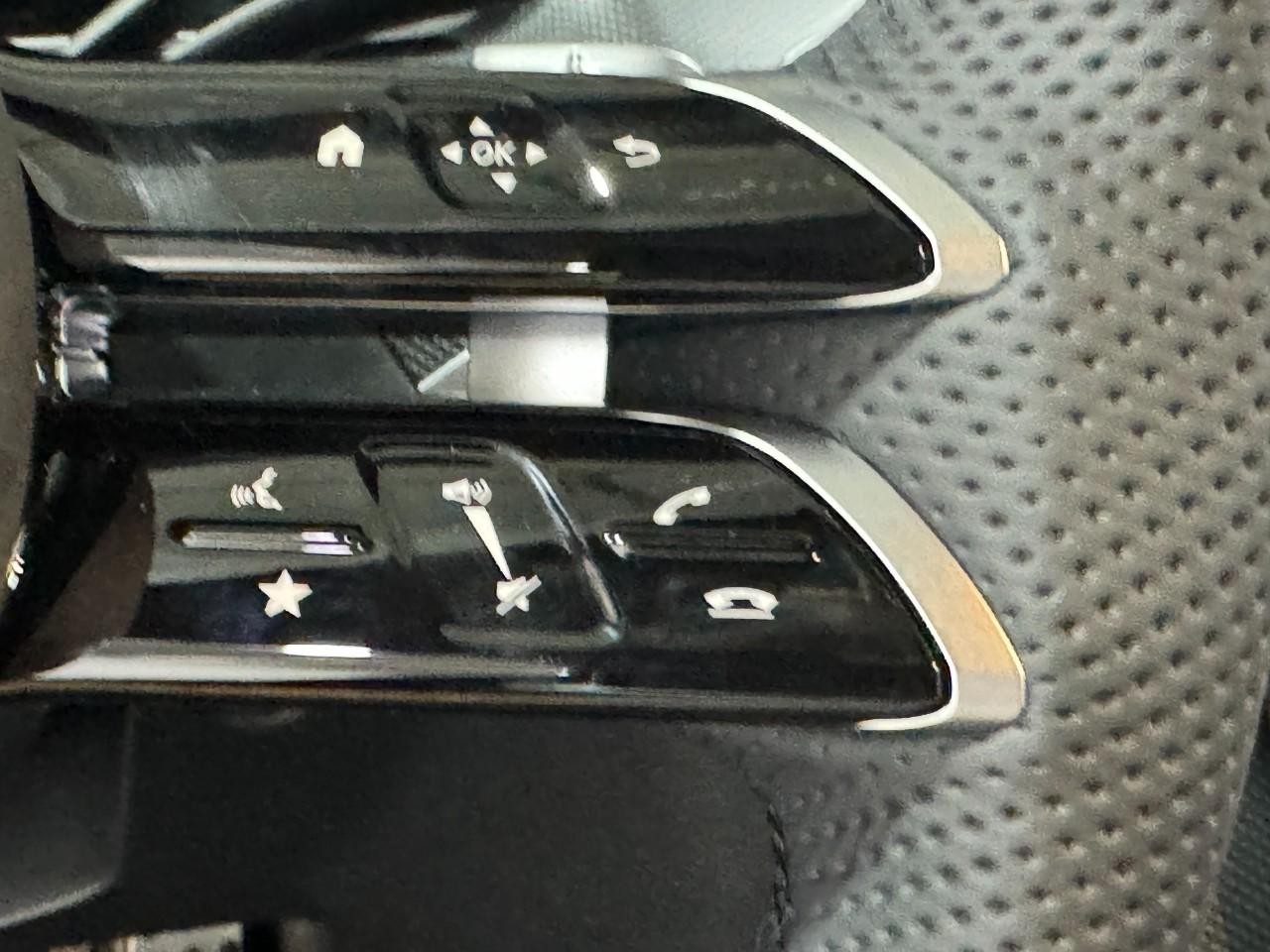 Mercedes-Benz C-Class Vehicle Full-screen Gallery Image 34