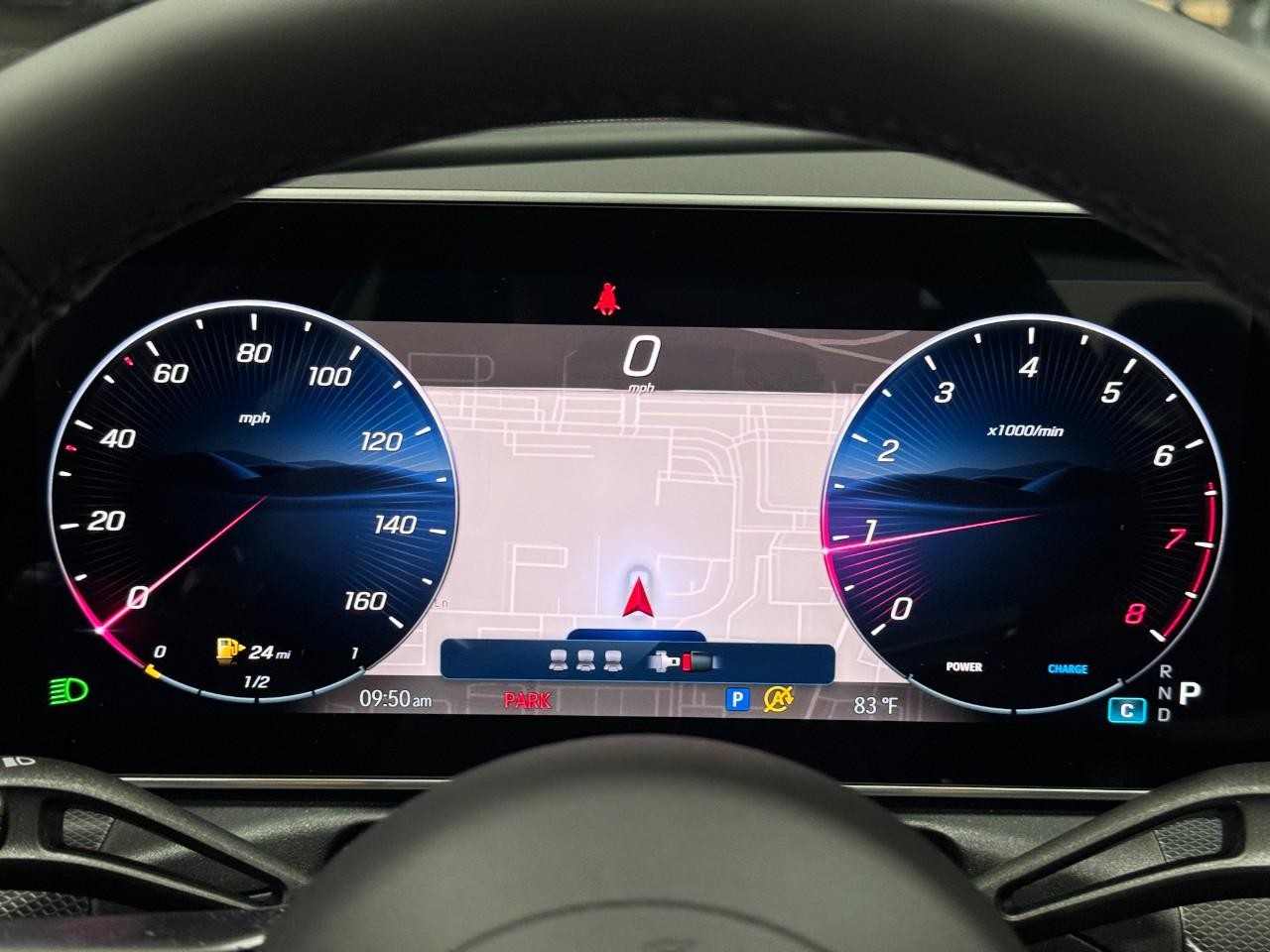 Mercedes-Benz C-Class Vehicle Full-screen Gallery Image 35