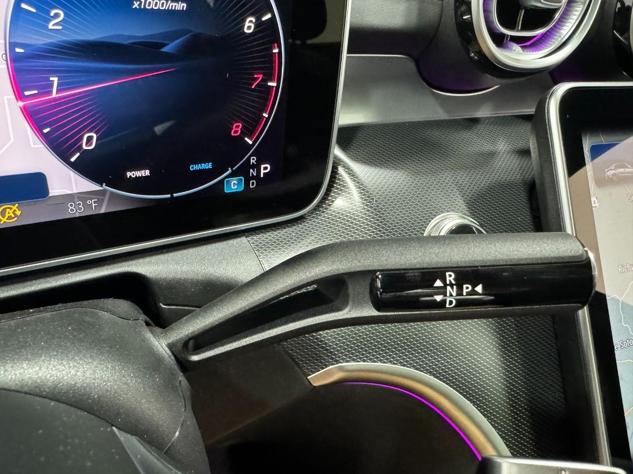 Mercedes-Benz C-Class Vehicle Full-screen Gallery Image 36