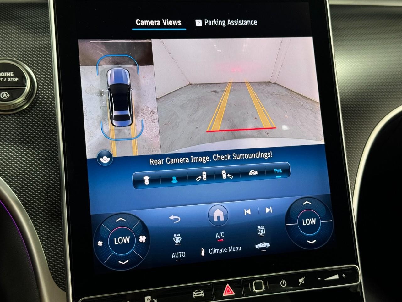 Mercedes-Benz C-Class Vehicle Full-screen Gallery Image 37