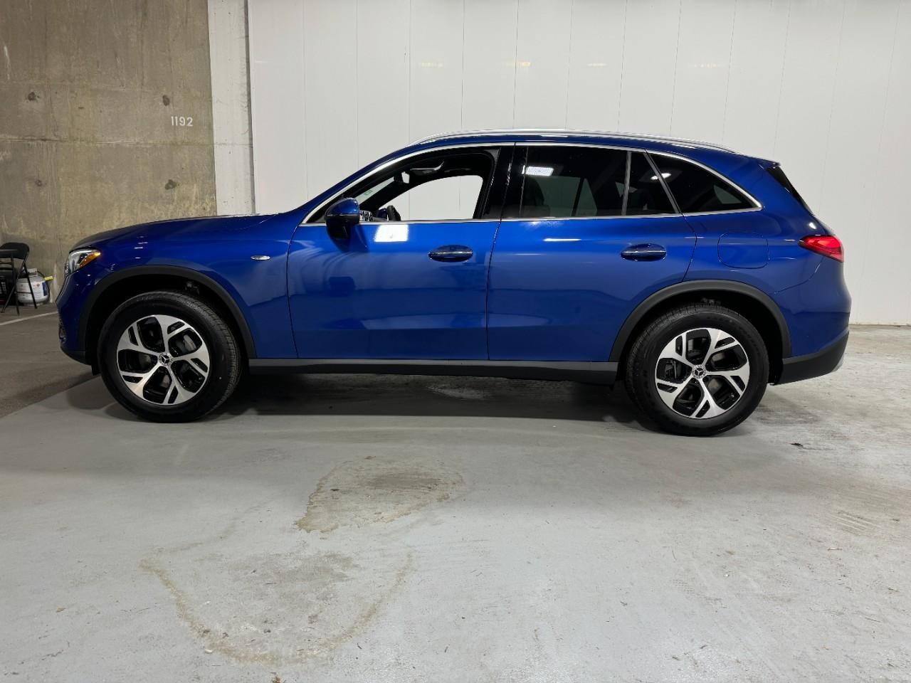 Mercedes-Benz GLC Vehicle Full-screen Gallery Image 2