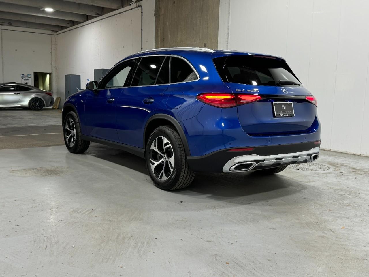 Mercedes-Benz GLC Vehicle Full-screen Gallery Image 3
