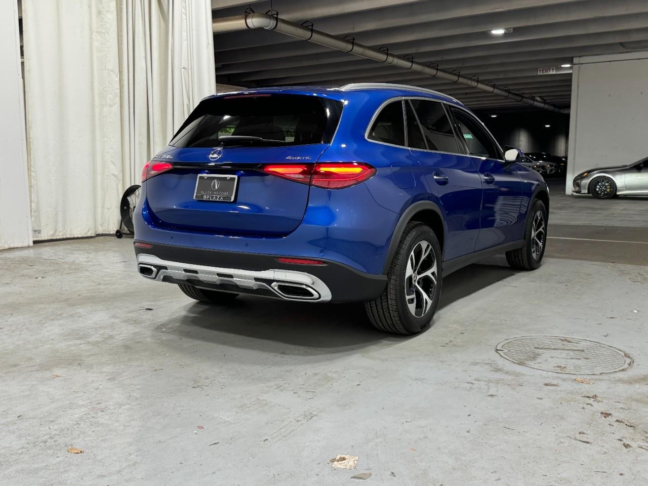 Mercedes-Benz GLC Vehicle Full-screen Gallery Image 4