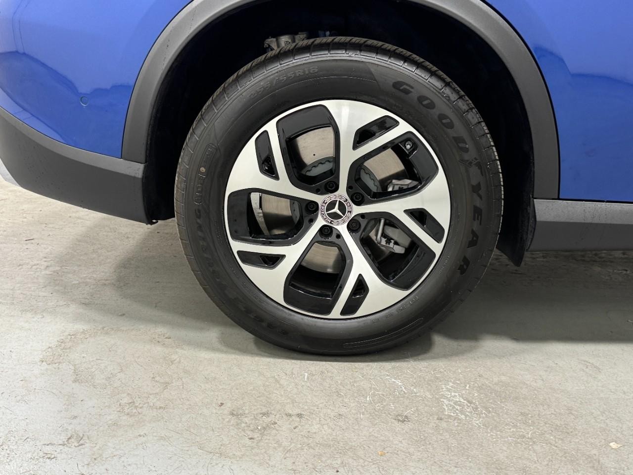 Mercedes-Benz GLC Vehicle Full-screen Gallery Image 5