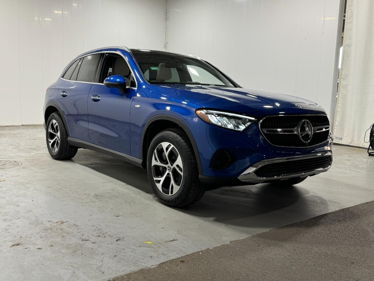 Mercedes-Benz GLC Vehicle Full-screen Gallery Image 6