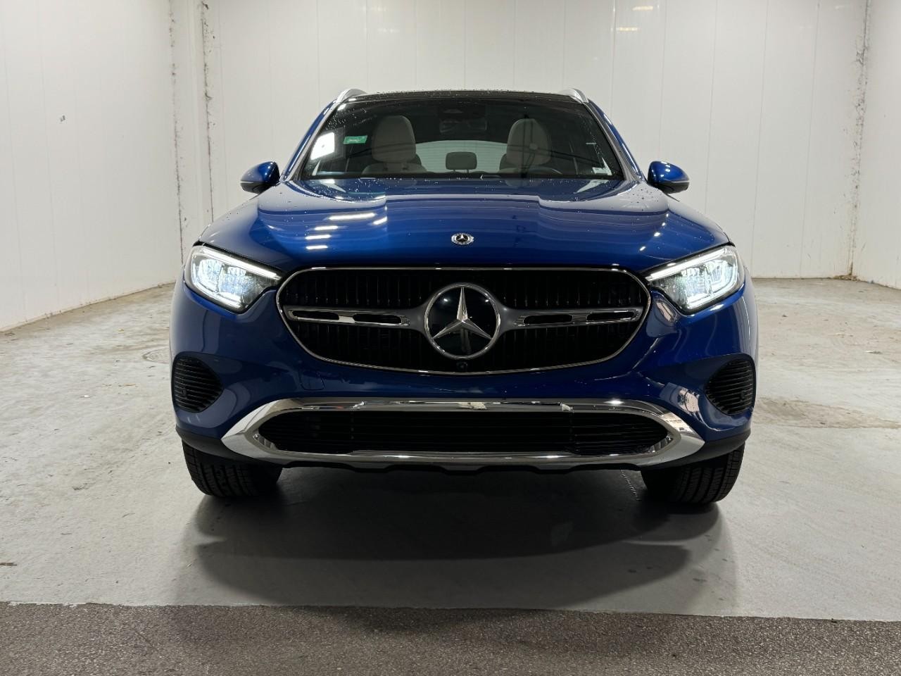 Mercedes-Benz GLC Vehicle Full-screen Gallery Image 7