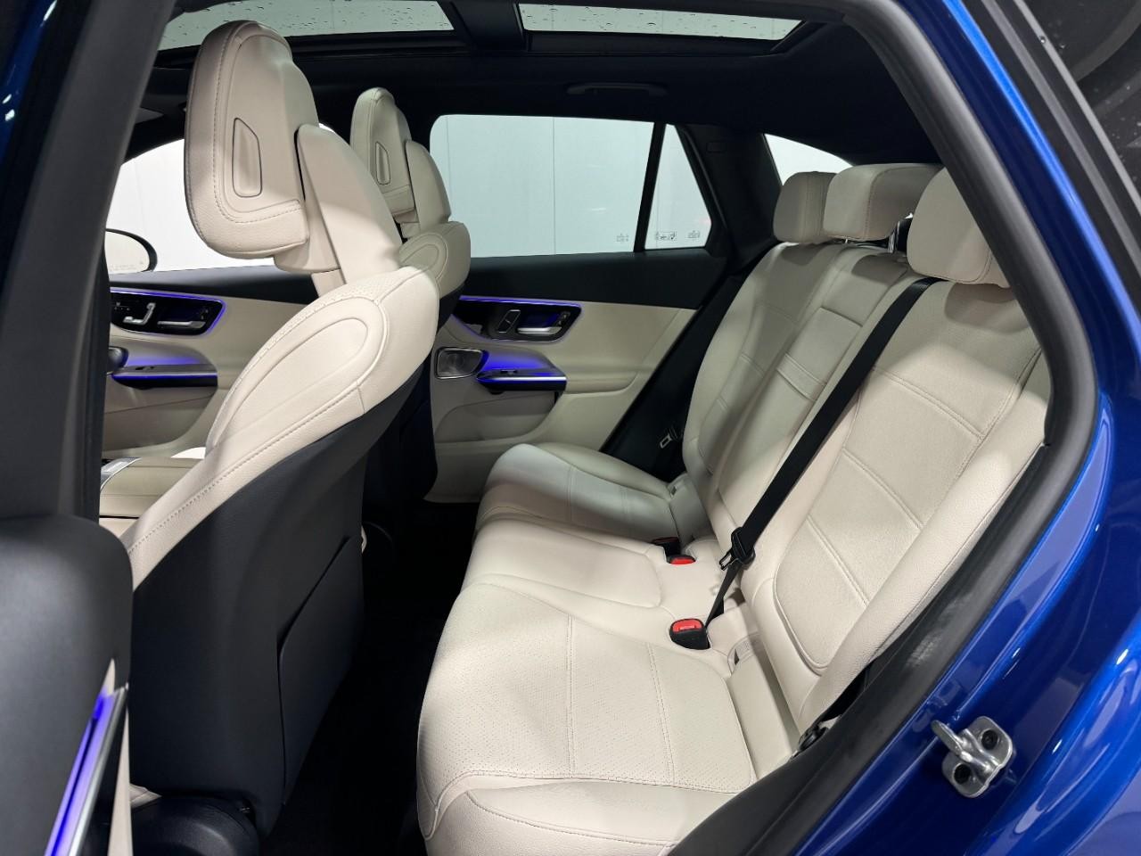 Mercedes-Benz GLC Vehicle Full-screen Gallery Image 8