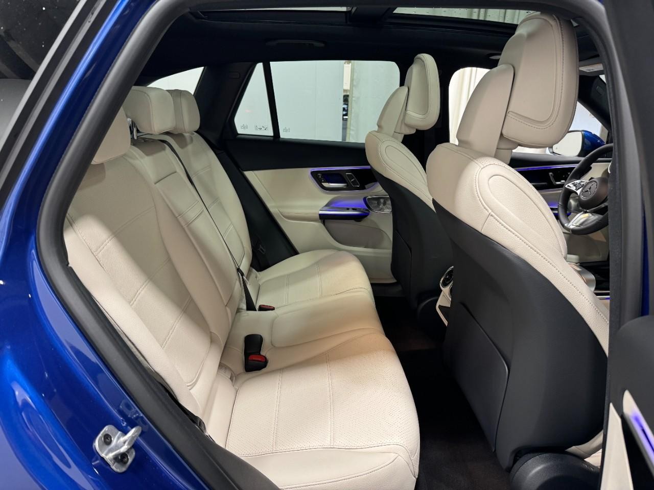 Mercedes-Benz GLC Vehicle Full-screen Gallery Image 10