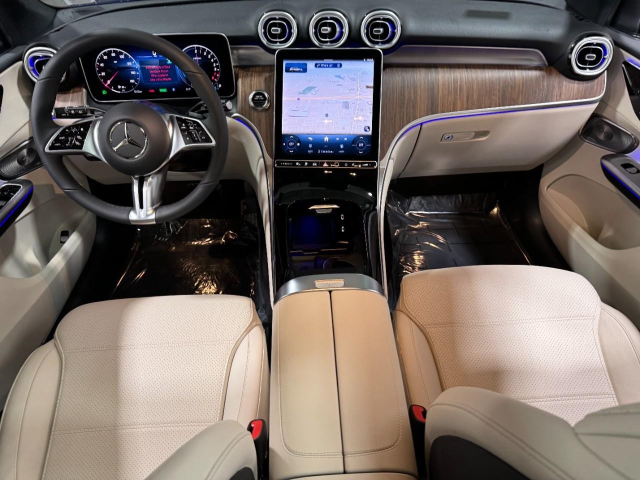 Mercedes-Benz GLC Vehicle Full-screen Gallery Image 12