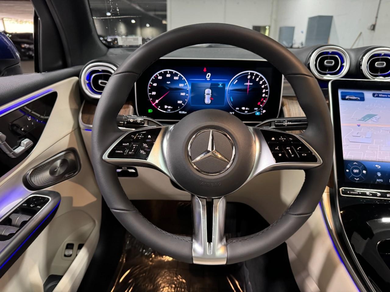 Mercedes-Benz GLC Vehicle Full-screen Gallery Image 13