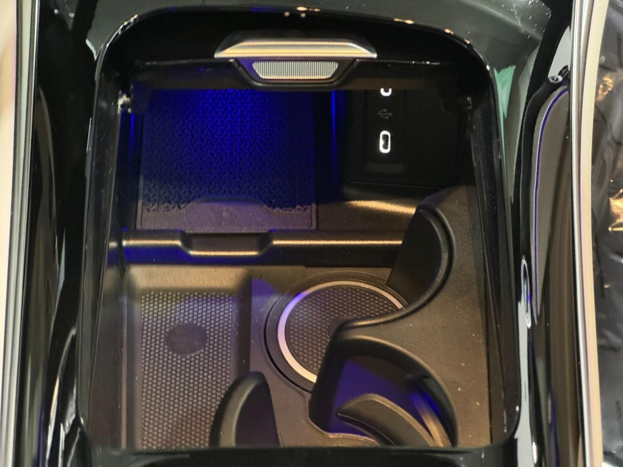 Mercedes-Benz GLC Vehicle Full-screen Gallery Image 15