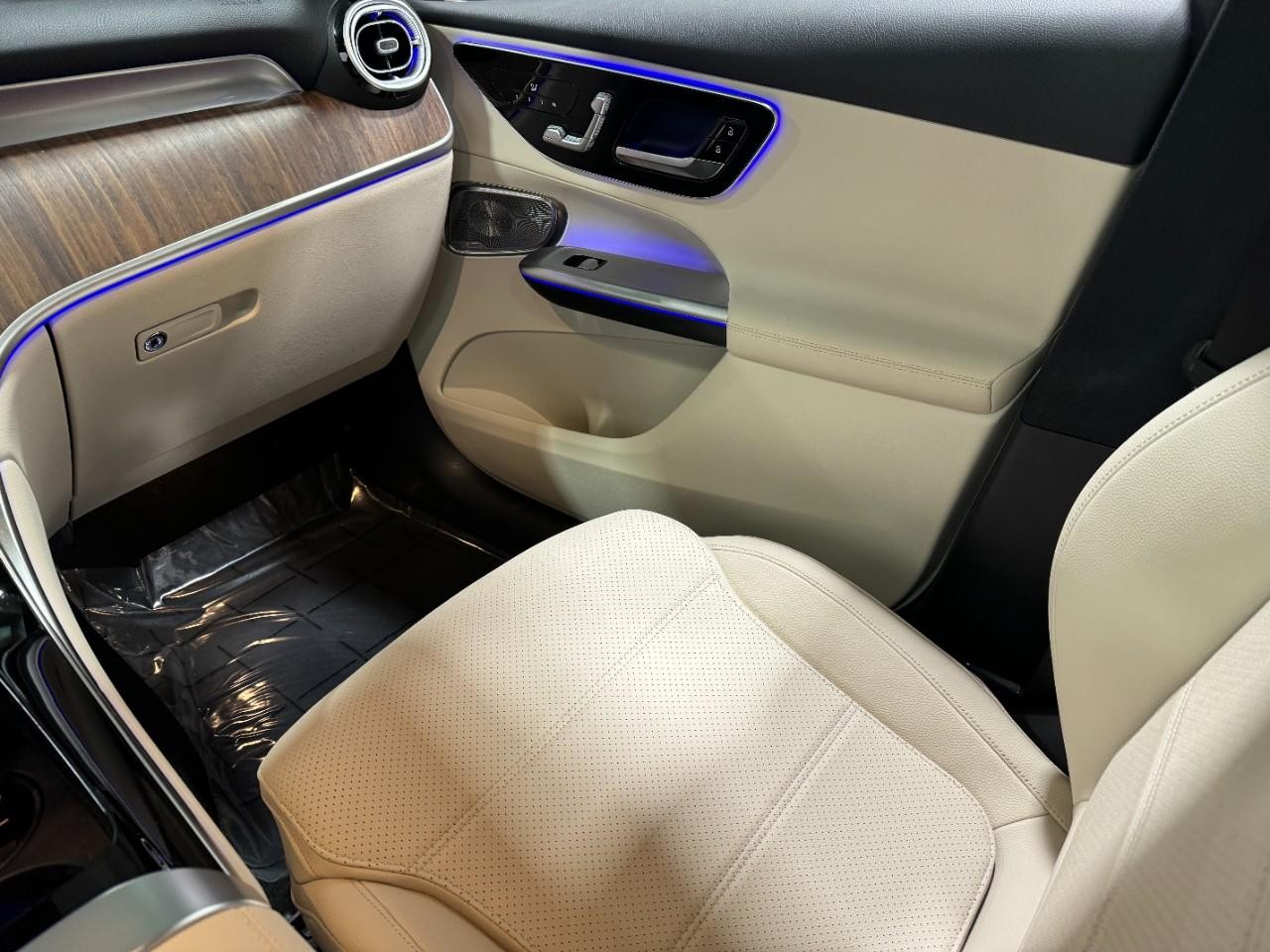 Mercedes-Benz GLC Vehicle Full-screen Gallery Image 16