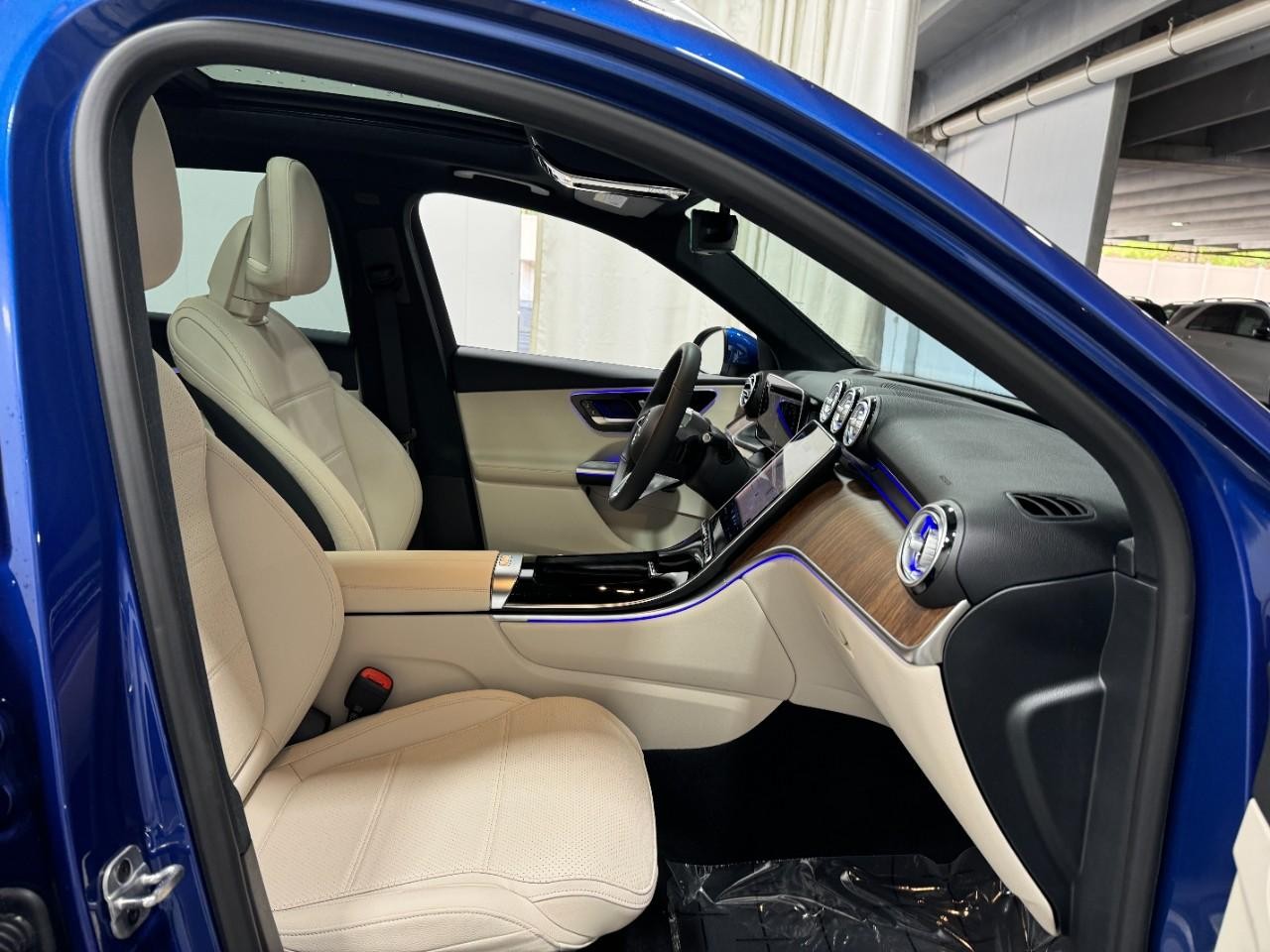 Mercedes-Benz GLC Vehicle Full-screen Gallery Image 17