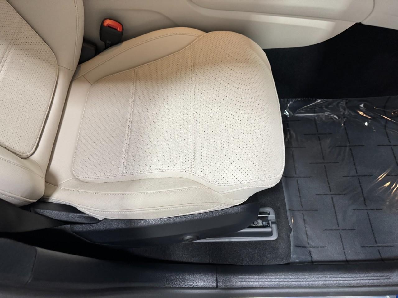 Mercedes-Benz GLC Vehicle Full-screen Gallery Image 18