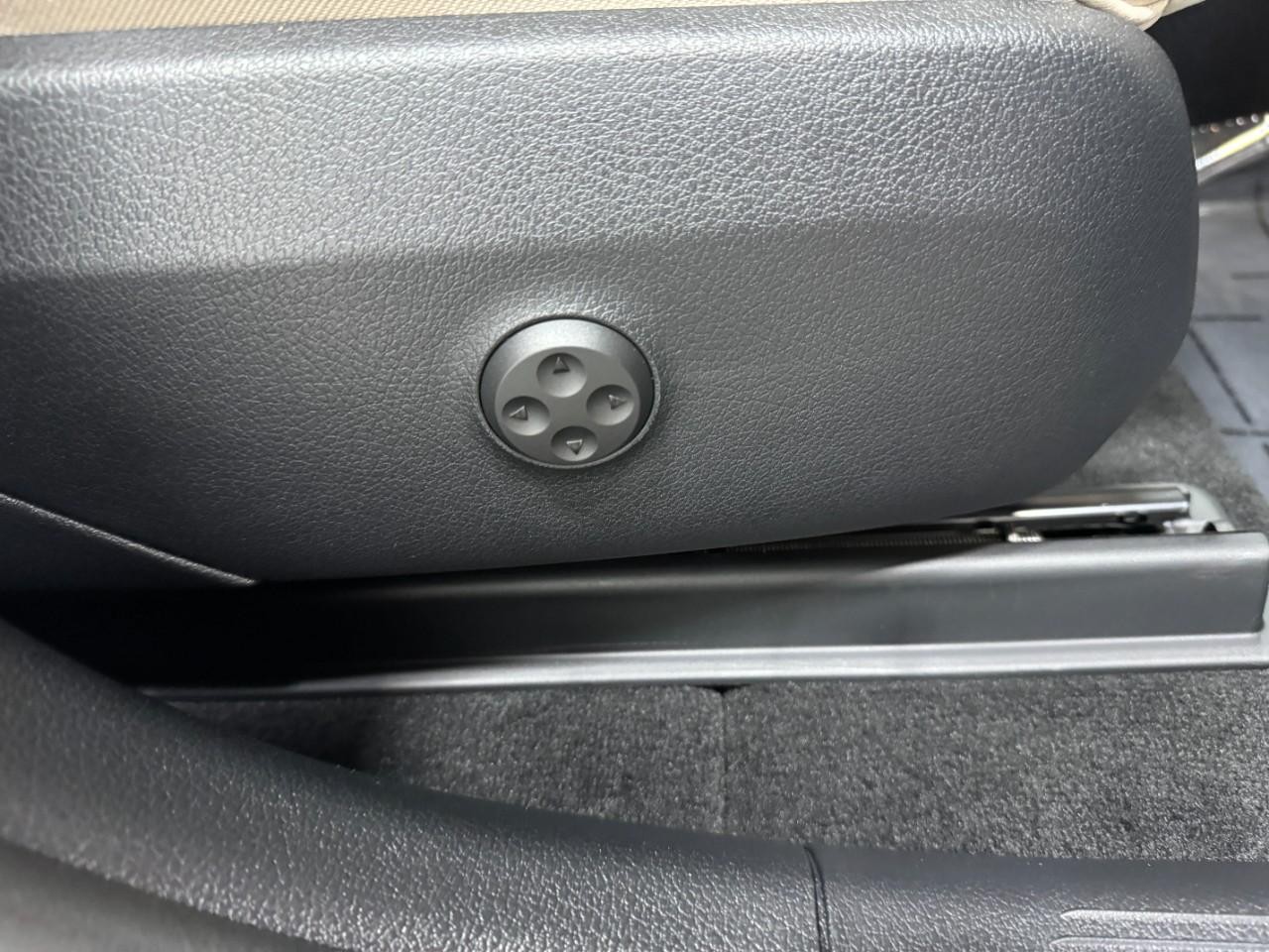 Mercedes-Benz GLC Vehicle Full-screen Gallery Image 19