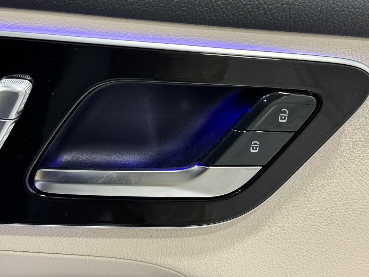 Mercedes-Benz GLC Vehicle Full-screen Gallery Image 21